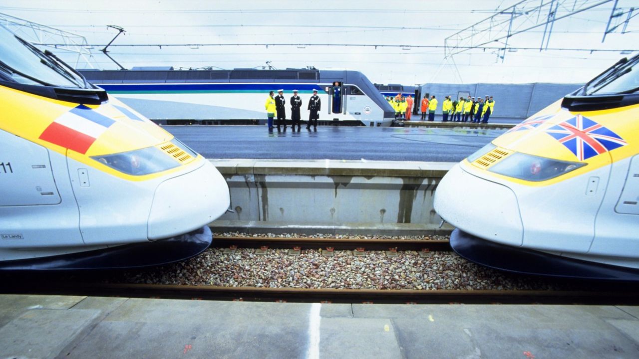 Des trains Eurostar aux couleurs de la France et de la Grande-Bretagne.
