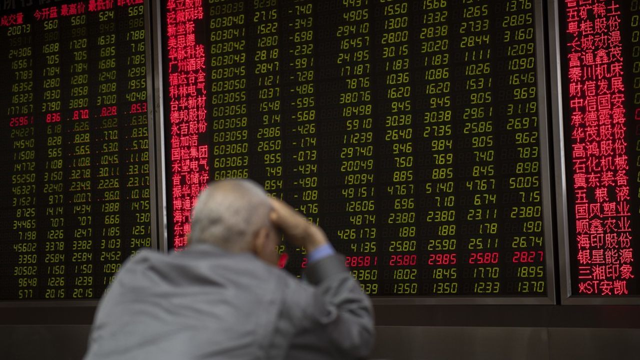 Un investisseur devant l'évolution des cours boursiers à Pékin le 6 mai 2019.