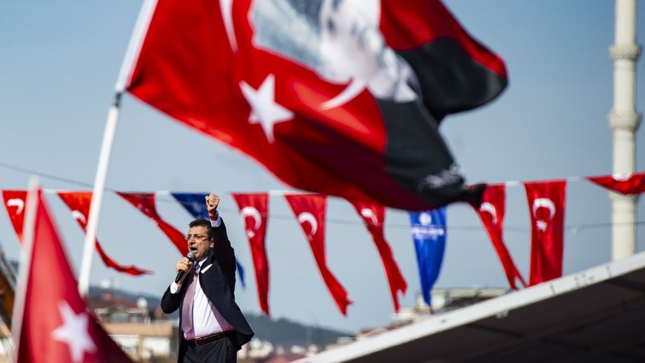 Candidat de plusieurs partis d'opposition, Ekrem Imamoglu avait battu le candidat de l'AKP, l'ex-Premier ministre Binali Yildirim, avec moins de 15.000 voix d'avance.