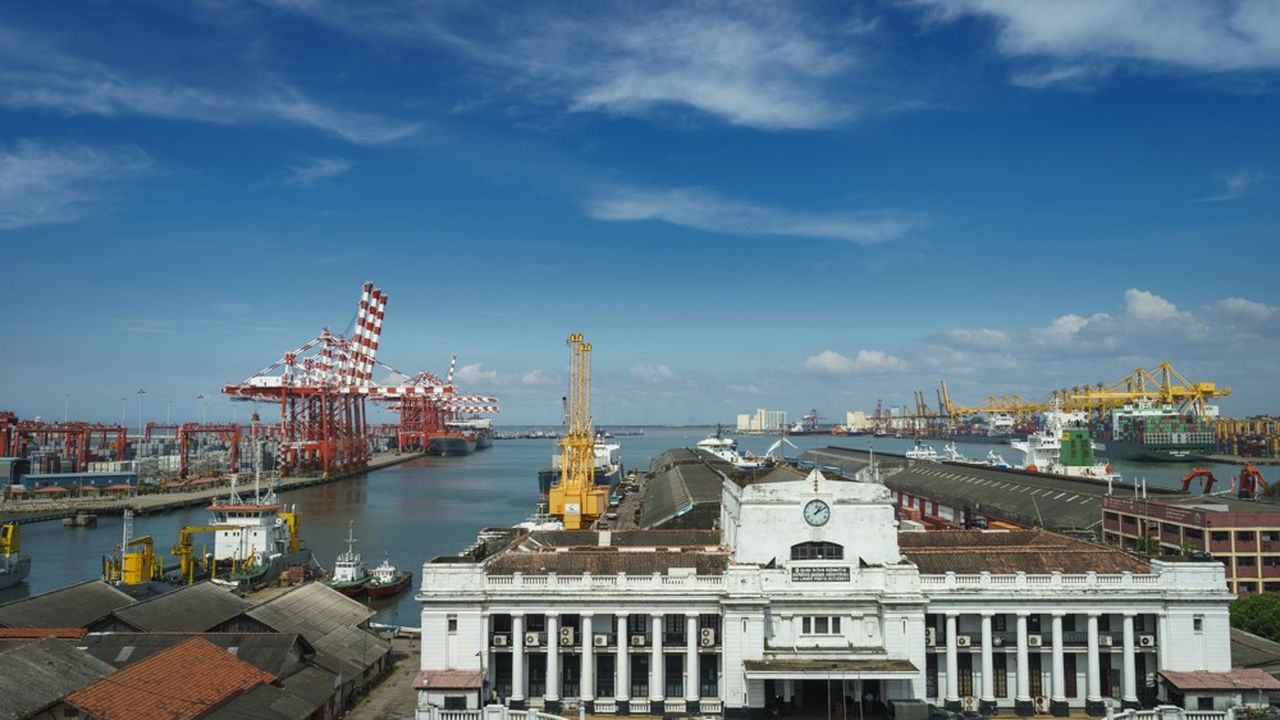 La Chine a pris le contrôle pour 99 ans du port en eau profonde du Sri Lanka l'Etat étant dans l'incapacité de rembourser à Pékin les montants qui lui avaient été prêtés pour moderniser les infrastructures portuaires.