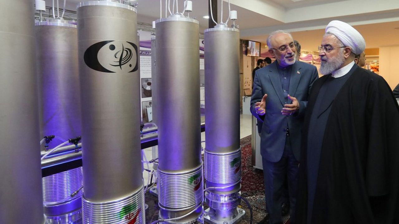 Le président iranien Hassan Rouhani en discussion avec le responsable en chef du programme nucléaire, Ali Akbar Salehi