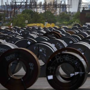 Le PDG d'ArcelorMittal a de nouveau mis en garde contre « les niveaux élevés d'importation [d'acier], particulièrement en Europe, où les mesures de sauvegarde introduites par la Commission européenne n'ont pas encore été complètement effectives ».