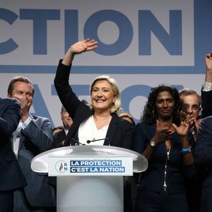 Marine Le Pen entourée de Jordan Bardella (à gauche) et de Gilbert Collard (à droite), le 1er mai à Metz.