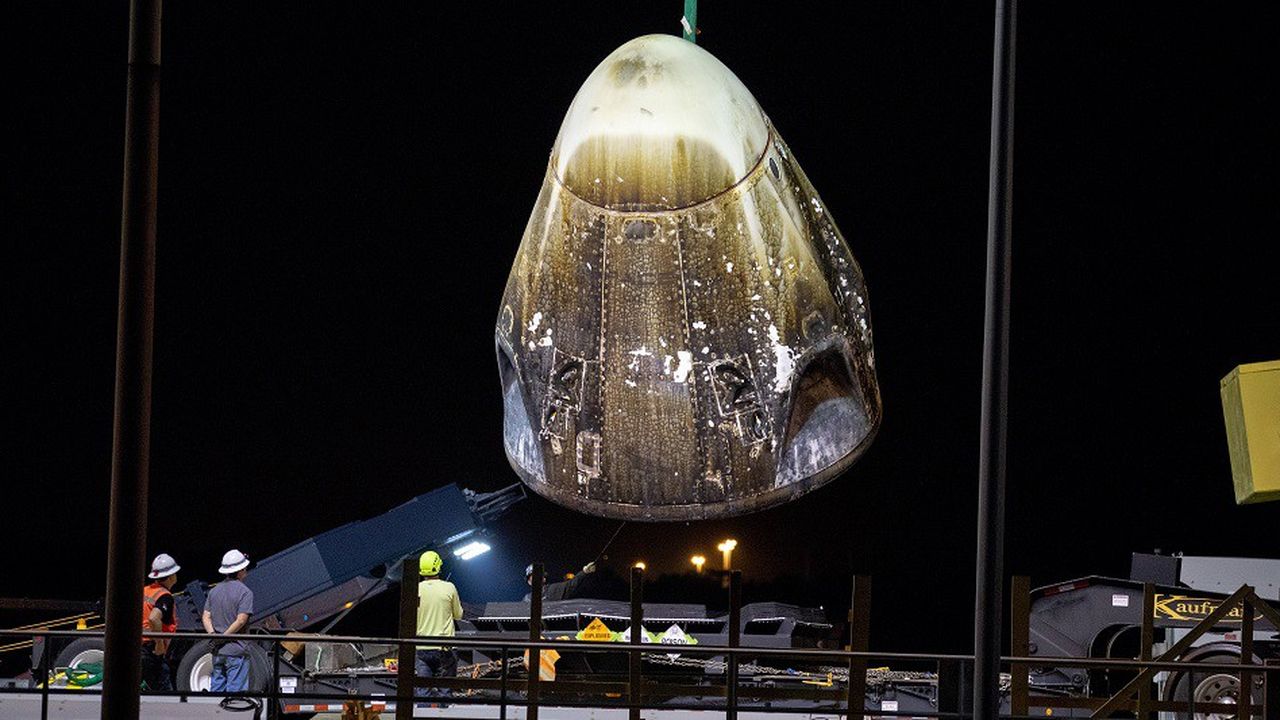 La capsule Crew Dragon, récupérée dans l'océan Atlantique après son premier vol en mars 2019.