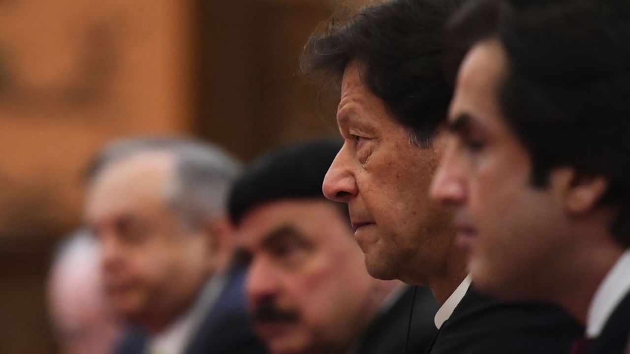 Imran Kahn, le Premier ministre, a fait une tournée dans les capitales amies pour obtenir des fonds. Il en est revenu avec 9 milliards de dollars.