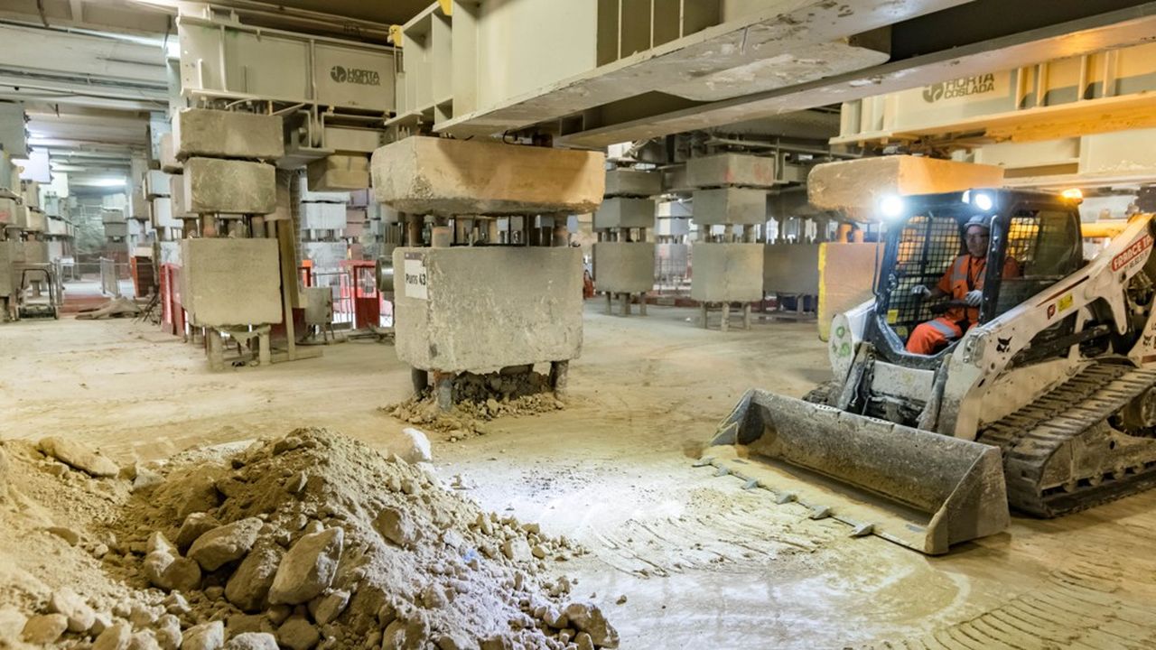 Afin de réaliser la future gare souterraine de La Défense, Il a fallu sectionner les 118 poteaux qui soutiennent le CNIT pour créer une nouvelle base d'appui.