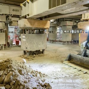 Afin de réaliser la future gare souterraine de La Défense, Il a fallu sectionner les 118 poteaux qui soutiennent le CNIT pour créer une nouvelle base d'appui.