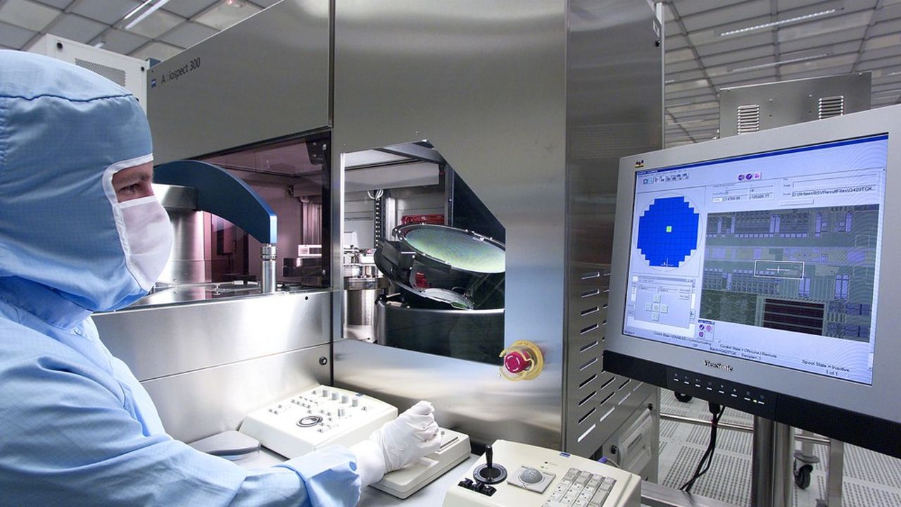 Un technicien travaille le 22 juin 2004 à Crolles, dans la « salle blanche » de l'unité pilote de recherche et de développement en nanoélectronique de « Crolles 2 », développé par STMicroelectronics, Freescale Semiconductor et Philips. L'usine est à la pointe de la technologie grâce à une ligne pilote ultramoderne conçue pour la fabrication de tranches de silicium de 300 mm.