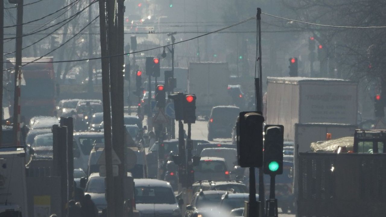 Pollution ce matin avenue d'Italie. Au vu des pics de pollution en Ile-de-France, la Prefecture de Police met en place la circulation differenciée.