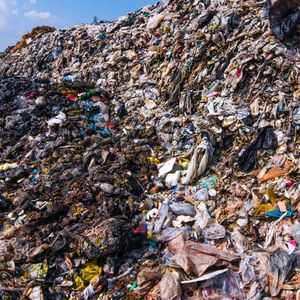 La proposition budgétaire présentée par la Commission européenne au parlement prévoit une contribution de 80 centimes d'euros par kilo d'emballages plastiques non recyclés.