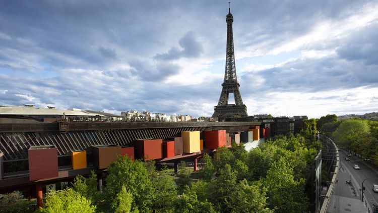 Le musée à l'architecture signée Jean Nouvel possède une collection de 300.000 objets.
