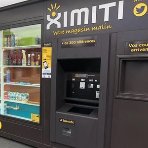 Le concept de mini-magasin Ximiti abrite à l'intérieur l'automate 24RoboMart qui peut saisir des objets de taille différente pour servir le consommateur.