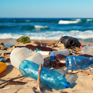 Aujourd'hui, seuls 48 % des Français trient systématiquement leurs déchets, l'objectif de 75 % de recyclage des emballages ménagers fixé pour 2012 n'est toujours pas atteint et seules 57 % des bouteilles en plastique sont collectées, loin des 90 % que veut l'Europe d'ici 2029 pour les bouteilles de boissons.