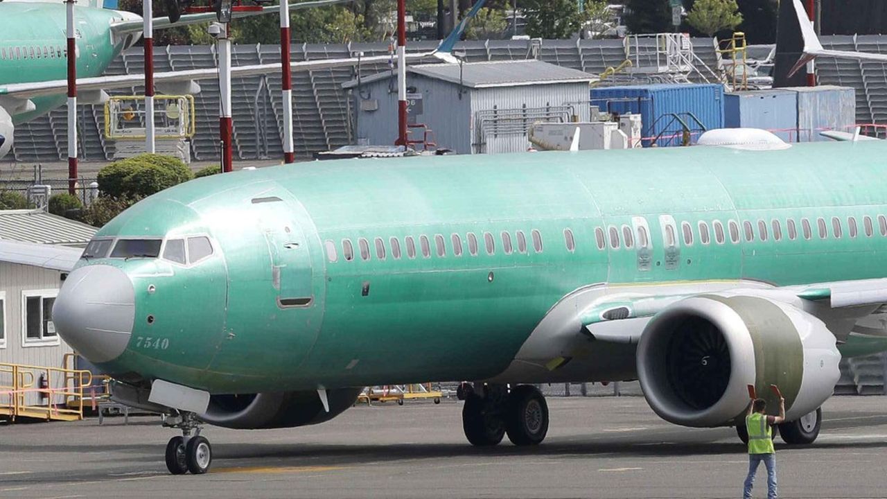 Un 737 MAX 8 commandé par American Airlines bloqué sur le parking de l'usine Boeing de Renton le 8 mai dernier.