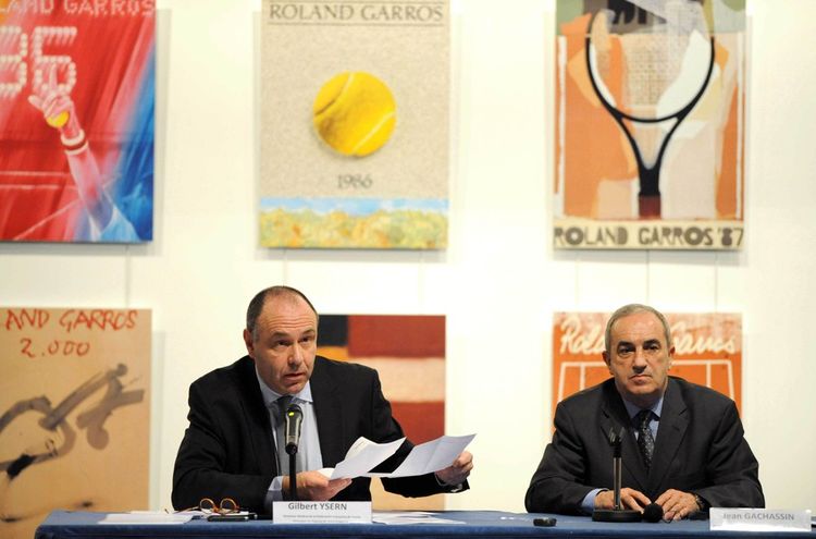 Le président de la Fédération française de tennis, Jean Gachassin, et son directeur, Gilbert Ysern, annoncent, le 13 février 2011, leur décision de conserver le tournoi de Roland-Garros à Paris.