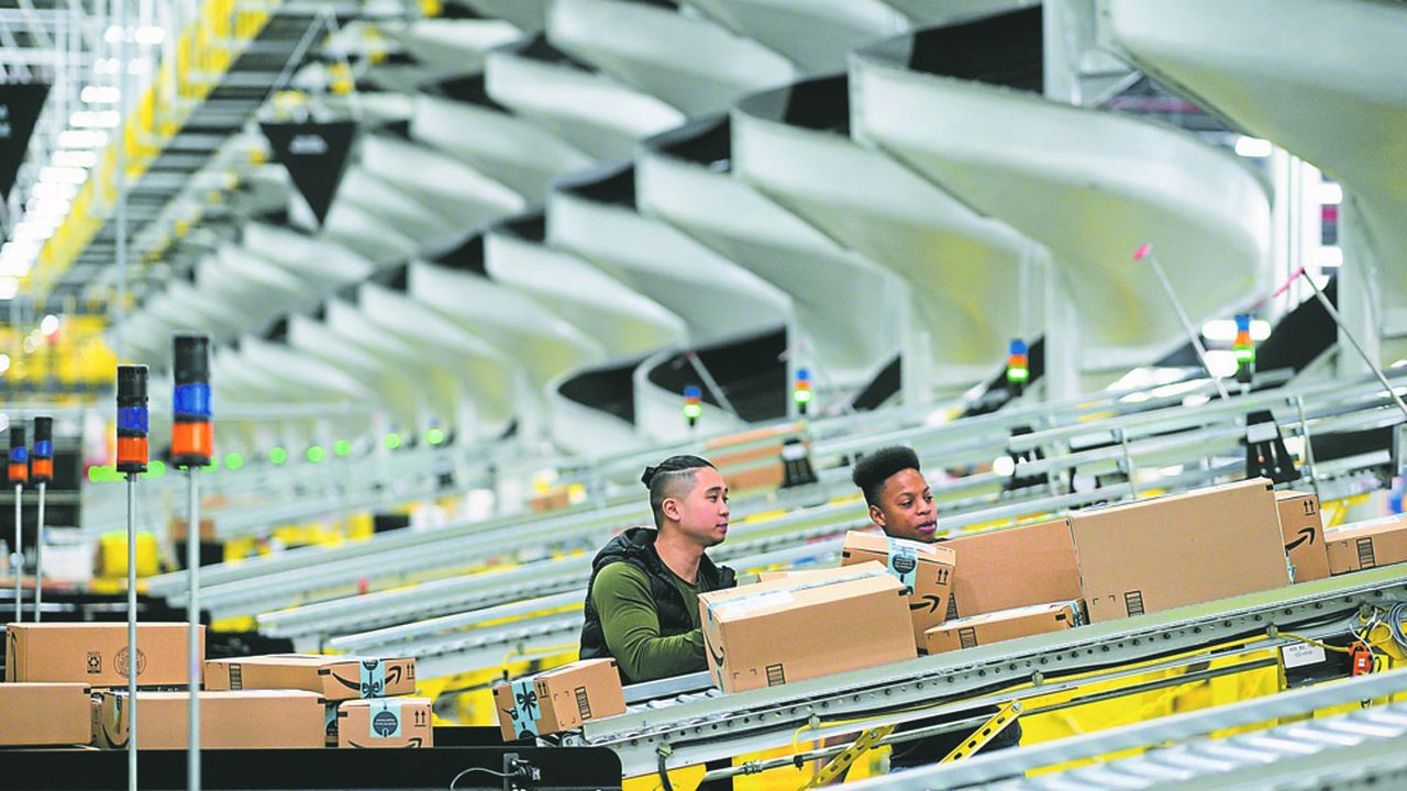 L'entrepôt d'Amazon JFK8, le tout premier à avoir ouvert dans la ville de New York intra-muros, peut honorer jusqu'à 1 million de commandes par jour pendant la période des fêtes.