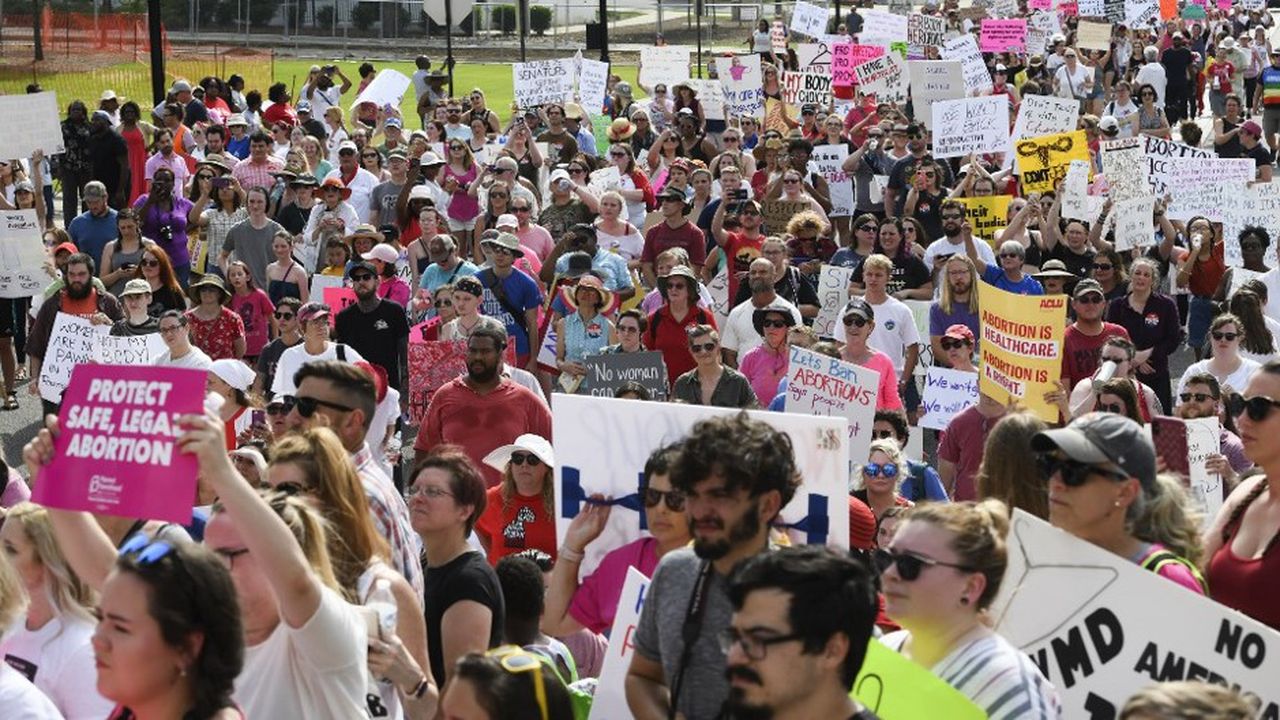 Des manifestants protestent contre les récentes lois anti-avortement, en Alabama
