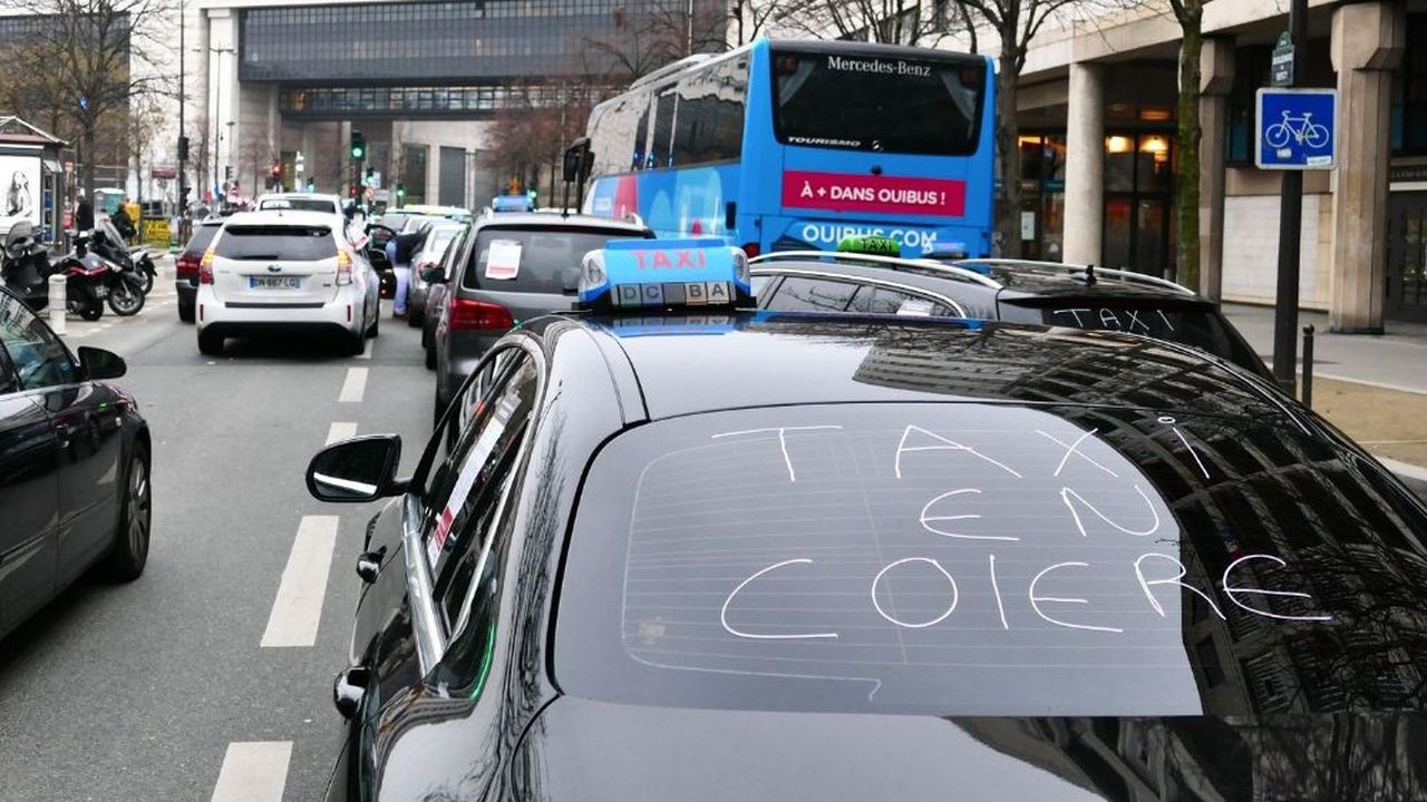 Les syndicats de taxis reprochent notamment à la ministre des Transports Elisabeth Borne de vouloir donner aux VTC des droits acquis par les taxis, sans en supporter les contraintes