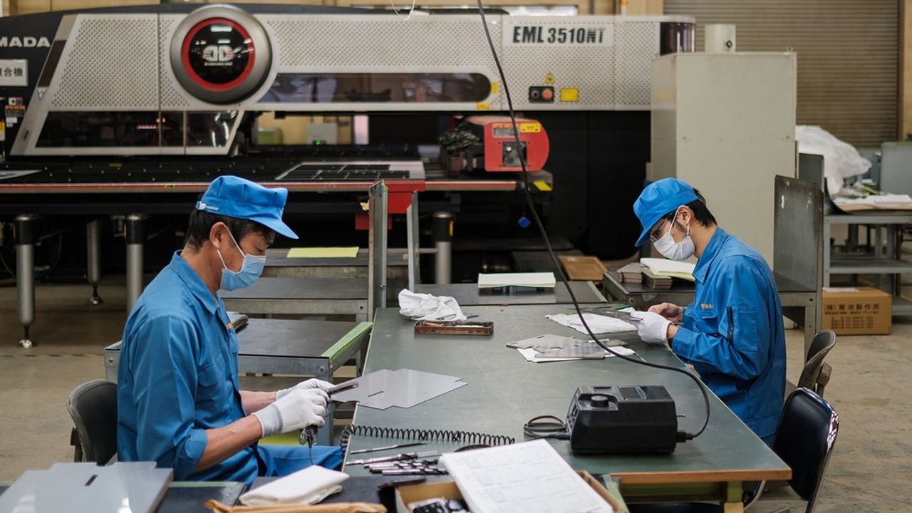 Deux techniciens à l'usine Kikuchi Seisakucho, près de la ville de Fukushima surveillent la ligne de production de moules de précision destinés à l'exportation partout en Asie.