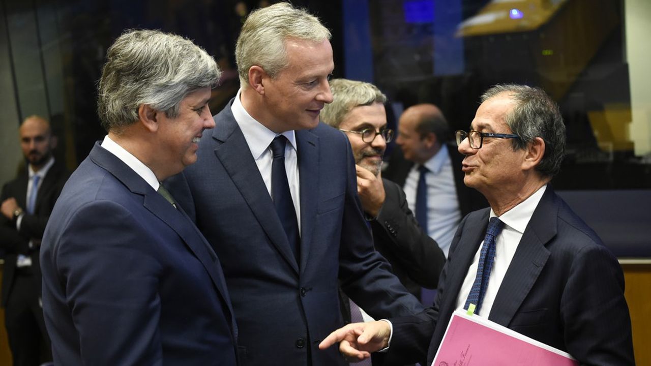 Mario Centeno, le président portugais de l'Eurogroupe, et Bruno Le Maire, le ministre français des Finances, s'entretiennent avec Giovanni Tria, le ministre de l'Economie et des Finances italien, lors d'une réunion de l'Eurogroupe.