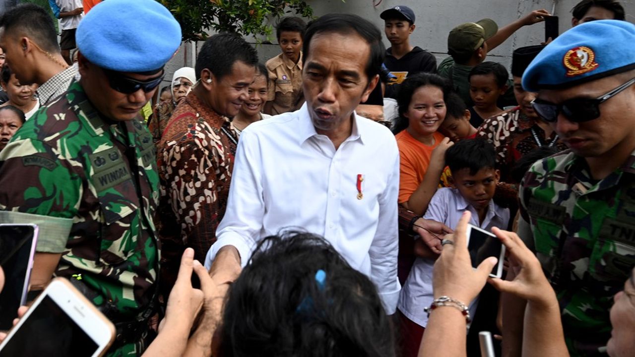 Le président indonésien, Joko Widodo, à la rencontre d'habitants de Jakarta à la veille de la proclamation des résultats du scrutin du 17 avril, auquel étaient appelés 96 millions d'électeurs.
