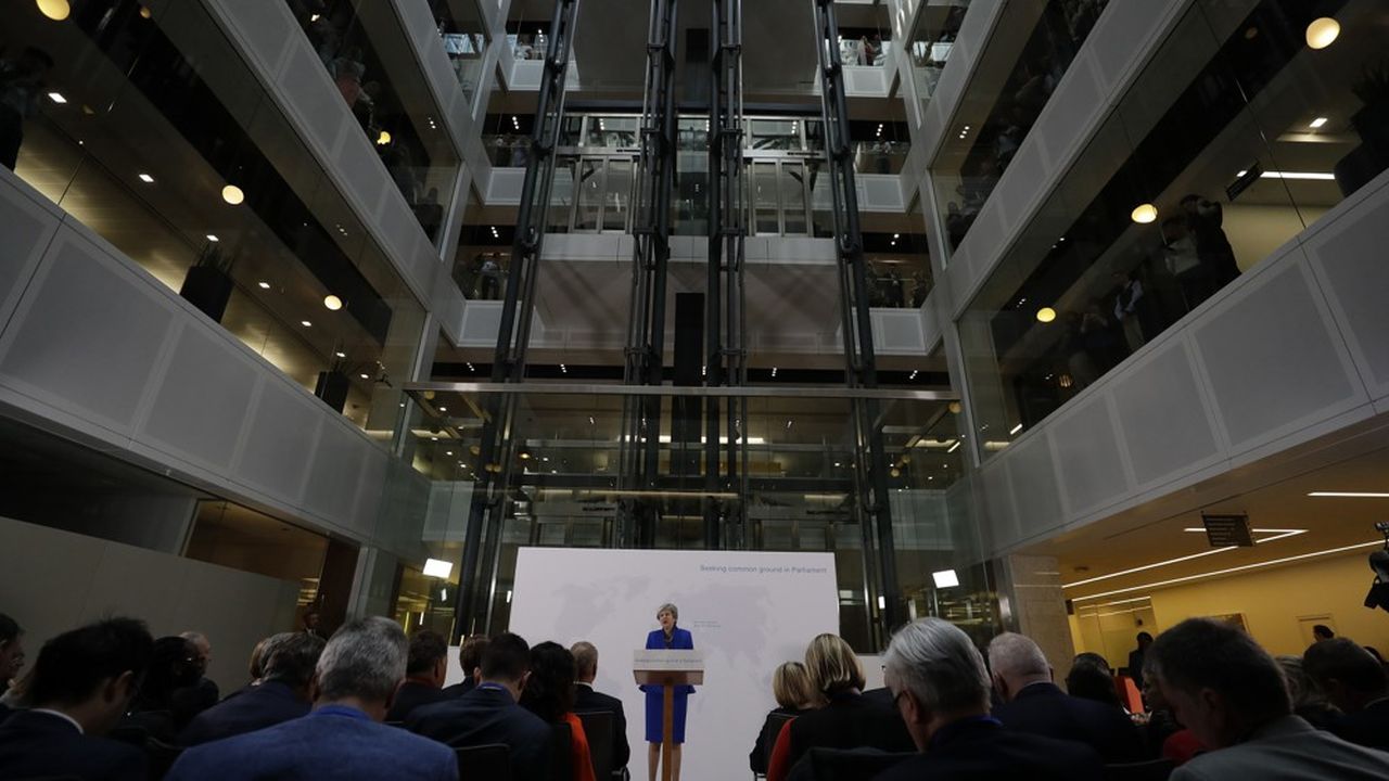 S'exprimant mardi au siège du cabinet d'audit PricewaterhouseCooopers, Theresa May a proposé au Parlement de voter pour ou contre la tenue d'un nouveau référendum sur la sortie de l'UE.
