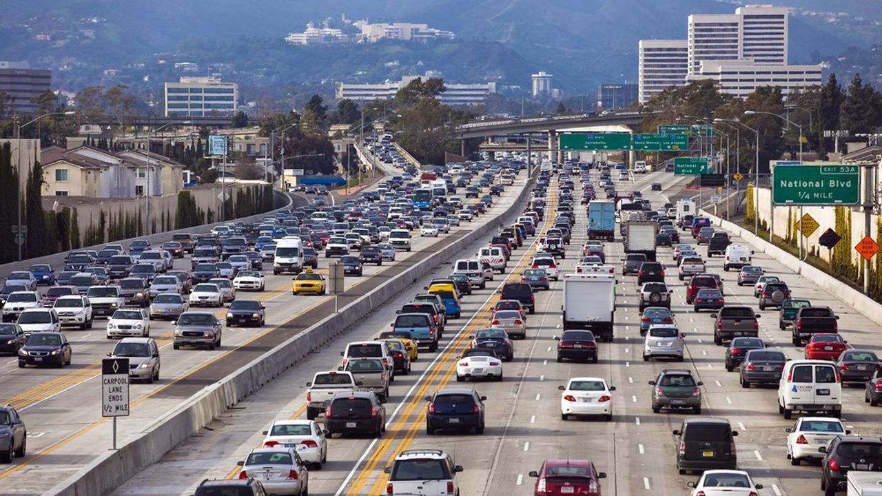 Des automobiles sur une 5x5 voies à Los Angeles, aux Etats-Unis.