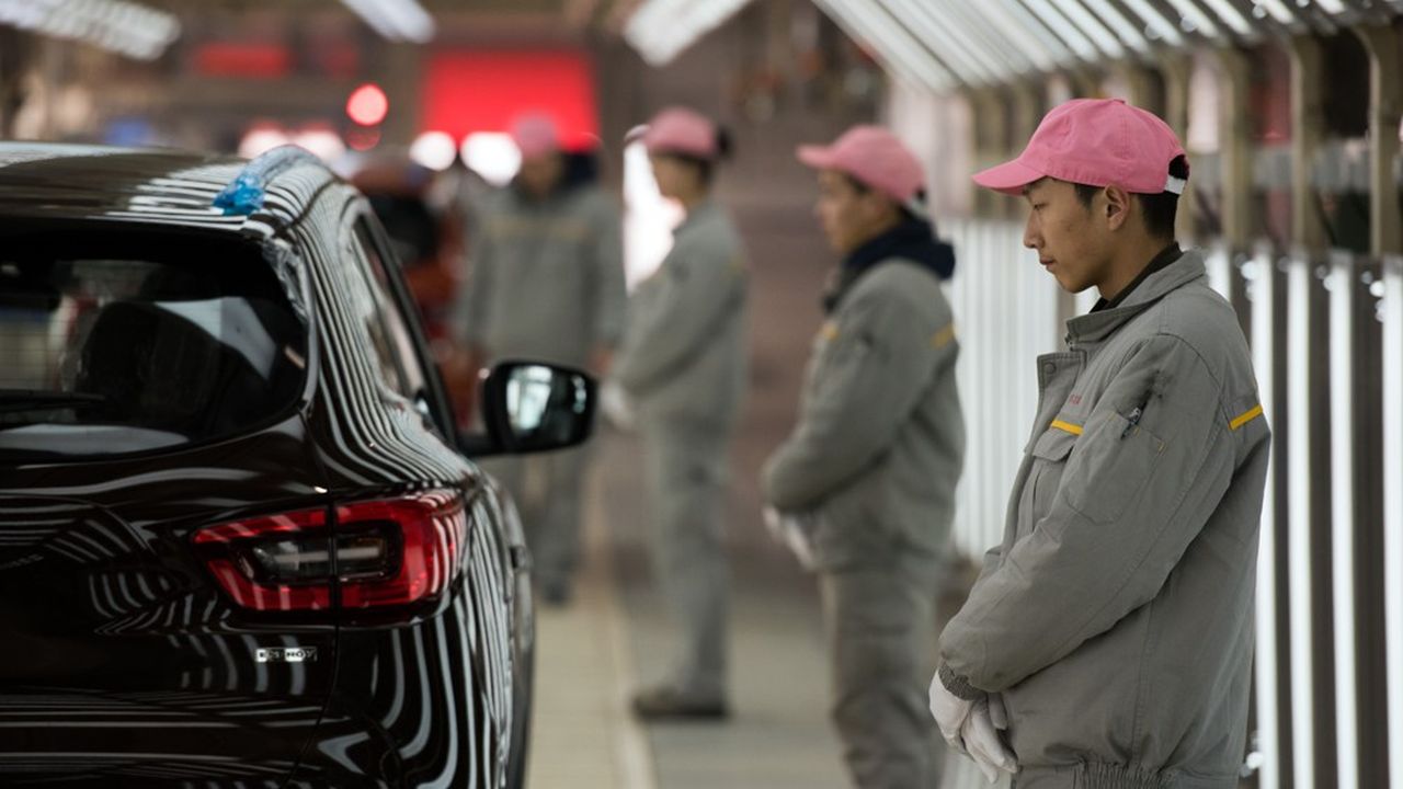 Des ouvriers surveillent la ligne de production d'automobiles dans la province de Hubei. AFP PHOTO/JOHANNES EISELE