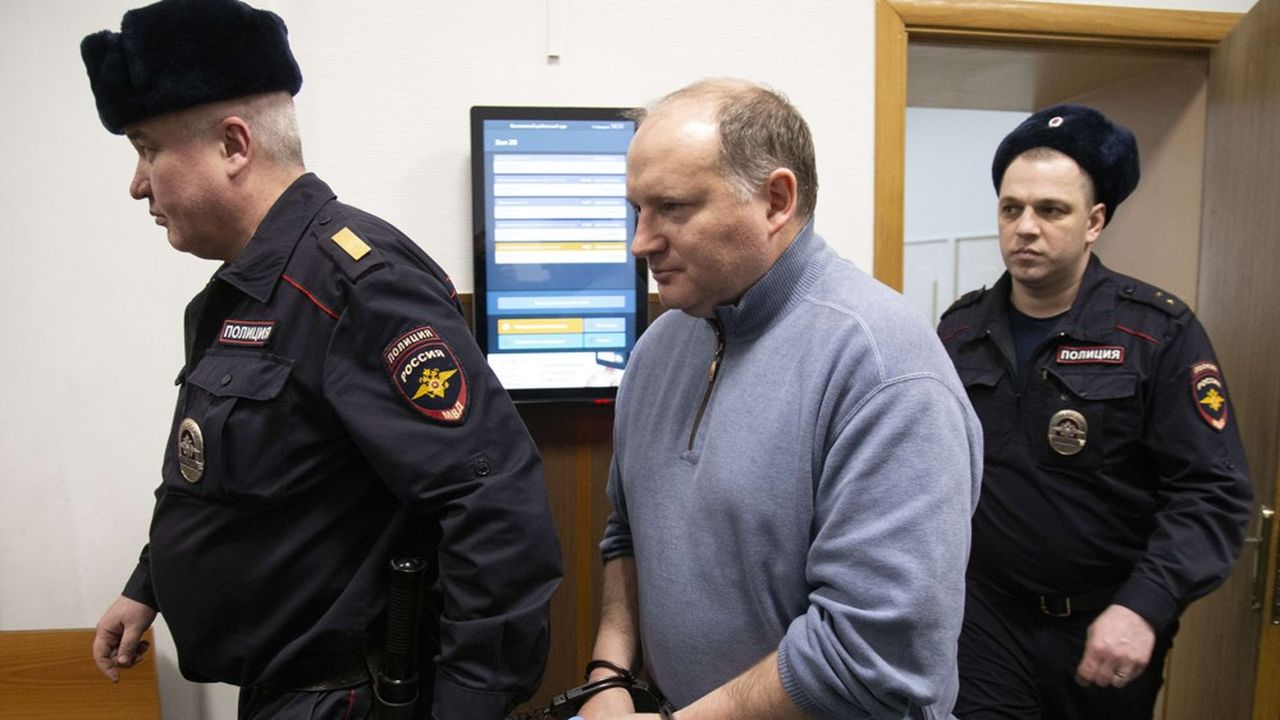 Philippe Delpal est escorté lors de son procès à Moscou.