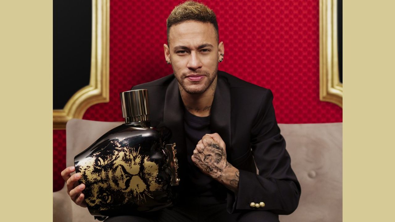 Le flacon du parfum reprend le lion tatoué sur la main de Neymar.
