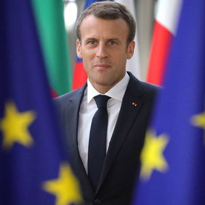 Emmanuel Macron affronte, avec les élections européennes de ce dimanche, le premier scrutin de mi-mandat, aprlus plusieurs mois de crise des « gilets jaunes » et la sortie du grand débat national. La mise en oeuvre de l'acte 2 du quinquennat dépendra en partie de la dynamique politique qu'il tirera ou pas de ces élections.