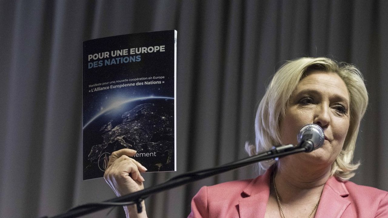 Marine Le Pen, président du Rassemblement national, présente un manifeste : « Pour l'Alliance européenne des nations ».