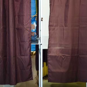 Les bureaux de vote dans l'Hexagone fermeront à 18H00 dans les petites communes, à 19h dans certaines, à 20h dans les autres, en particulier en Ile-de-France.