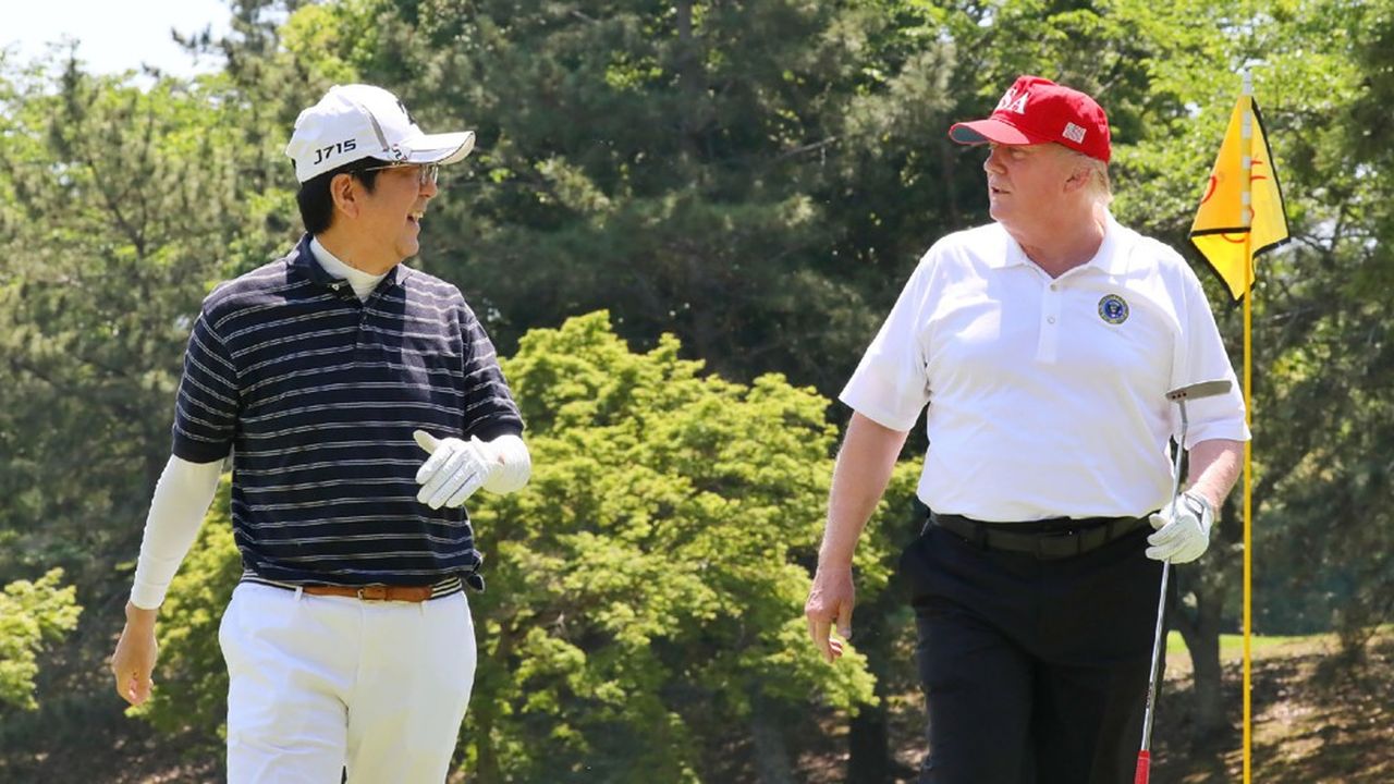 Le Premier ministre Shinzo Abe et le président américain Donald Trump ont joué au golf dimanche matin dans le 18 trous de Mobara dans la préfecture de Chiba près de Tokyo.