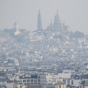 La pollution de l'air due au trafic automobile, comme ici à Paris, augmente les admissions aux urgences pour maladies respiratoires, constate l'Insee chiffres à l'appui.