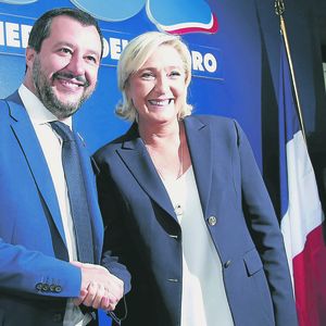 Les deux chefs de file du futur groupe national-populiste au Parlement européen, l'Italien Matteo Salvini et la Française Marine Le Pen veulent convaincre d'autres partenaires pour peser à Bruxelles et Strasbourg.