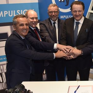 Signature officielle de la création d'Hympulsion, société en charge de déployer une réseau de stations-services à hydrogène en Auvergne-Rhône-Alpes.