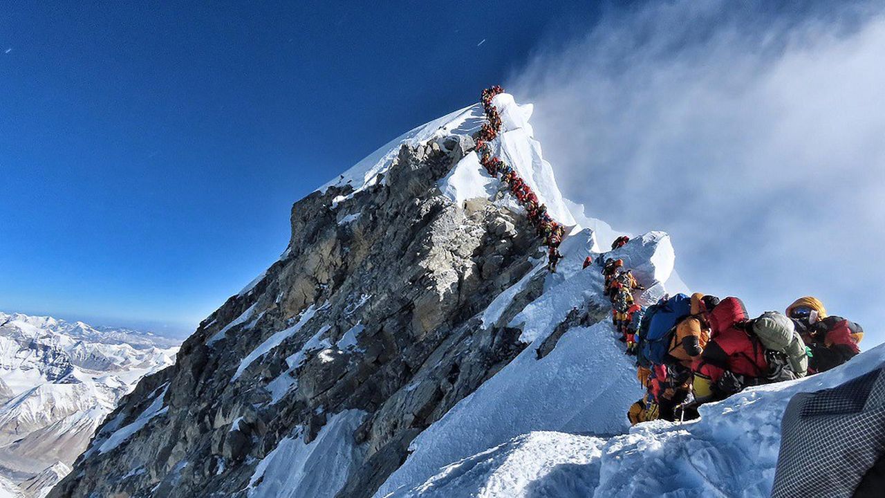 L'alpiniste Nirmal Purja a pris cette photo le 22 mai en haut de l'Everest pour montrer les « embouteillages » qui se forment dans la « zone de la mort ».