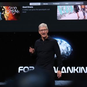 Tim Cook, le PDG d'Apple, présente les nouveautés du fabricant d'iPhone à la conférence WWDC à San José (Californie).