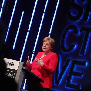 Non sans verve, Angela Merkel a rappelé que si son gouvernement paraissait incapable de donner un cap, il avait sans doute été « occupé à gérer la perte de confiance dans l'industrie automobile » consécutive au scandale du diesel…