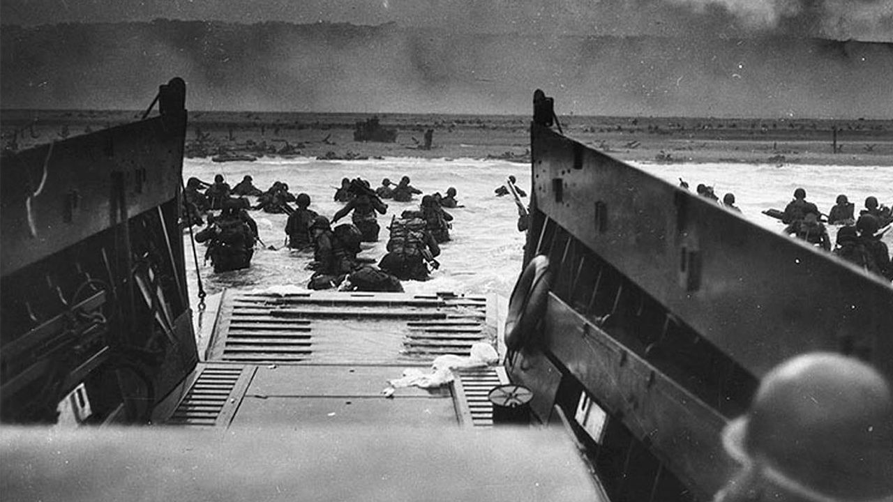 Barge de débarquement des troupes de la 1ère division d'infanterie américaine, dans la matinée du 6 juin 1944 à Omaha Beach. 
