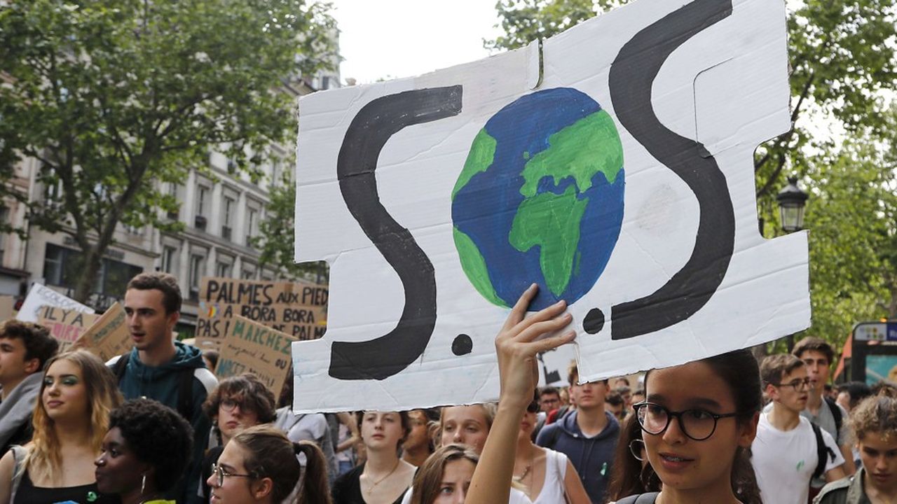 Des jeunes Français, à Paris, lors de la Marche pour le climat le 24 mars dernier.