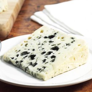 Le roquefort est le premier fromage à bénéficier d'une appellation d'origine, depuis 1925.