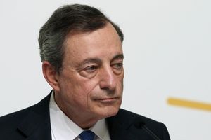 Mario Draghi, qui quittera ses fonctions à la présidence de la BCE en octobre, a repoussé de six mois, jeudi, la perspective d'une nouvelle hausse de taux.