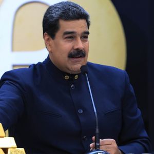 Le président vénézuélien Nicolás Maduro touchant des barres d'or lors d'un discours à Caracas en mars 2018.