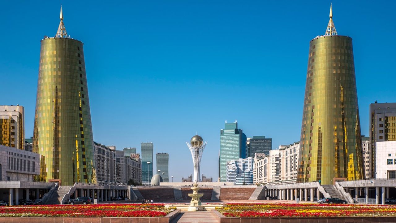 La capitale, ex-Astana, a été tout récemment rebaptisée Nur-Sultan, du prénom du président qui a régné sur le pays pendant trois décennies.