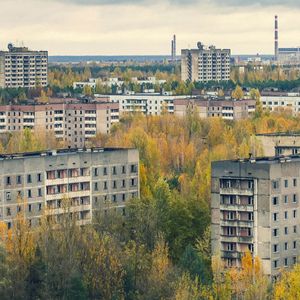 Les visiteurs peuvent notamment visiter la ville de Pripyat, où le temps s'est subitement arrêté il y a 33 ans, et s'approcher à quelques centaines de mètres de l'ancienne centrale nucléaire.