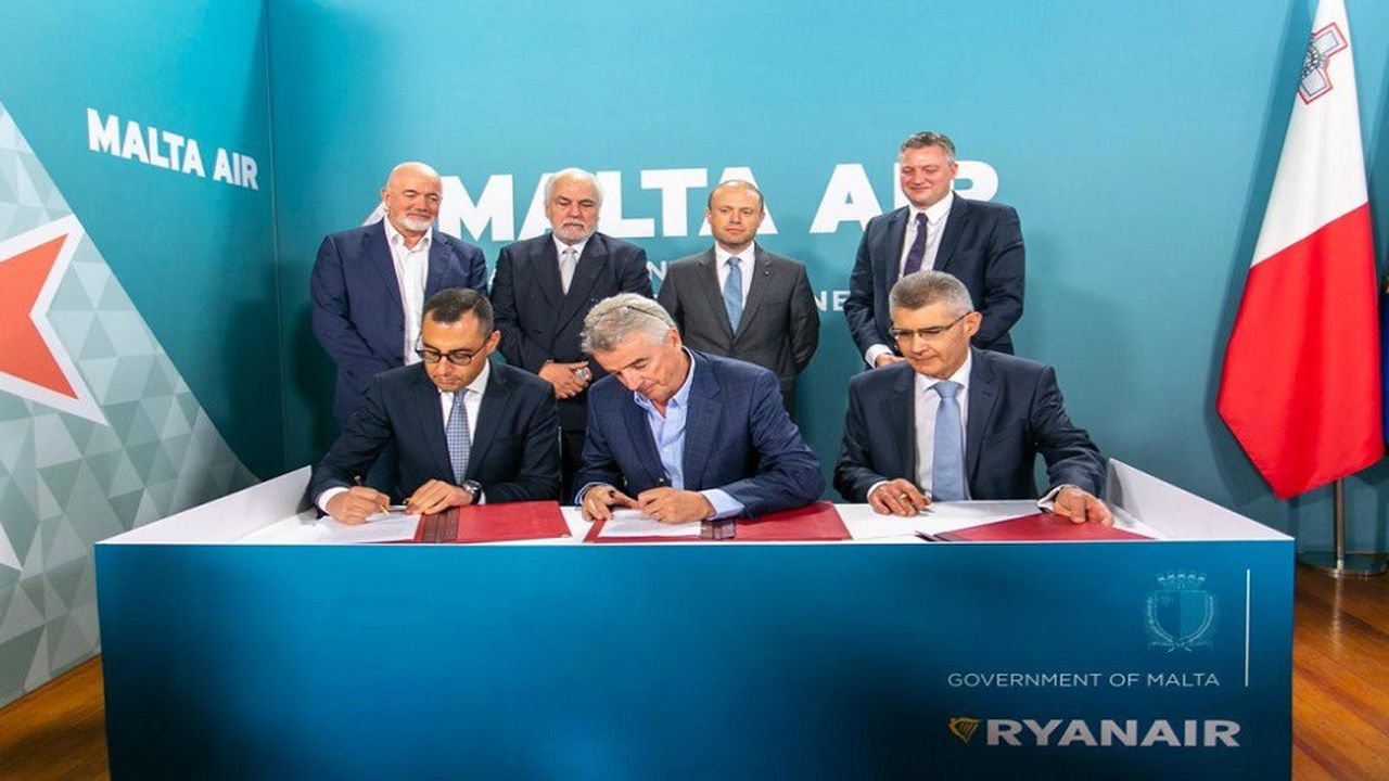 Le patron de Ryanair, Michael O'Leary (assis, au centre), a signé la création d'une nouvelle filiale Malta Air, en compagnie du Premier ministre de Malte, Joseph Muscat (à gauche).