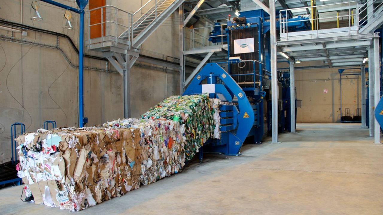Les déchets, une fois triés, sont mis en balles afin d'être envoyés au recyclage.