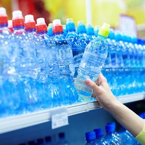 Attaquées pour leur contribution à la pollution de l'environnement au travers des bouteilles de plastique, les majors de l'industrie alimentaire s'efforcent de montrer patte blanche.